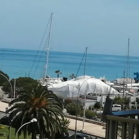 Appartement Joli Bord De Mer, Clim, Balcon, Parking Privé